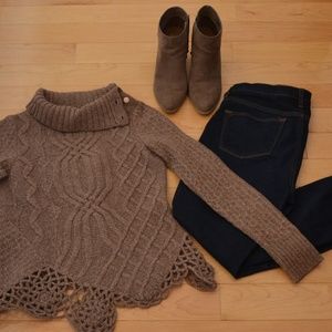 Anthropologie Moth brown turtleneck, Size M EUC
